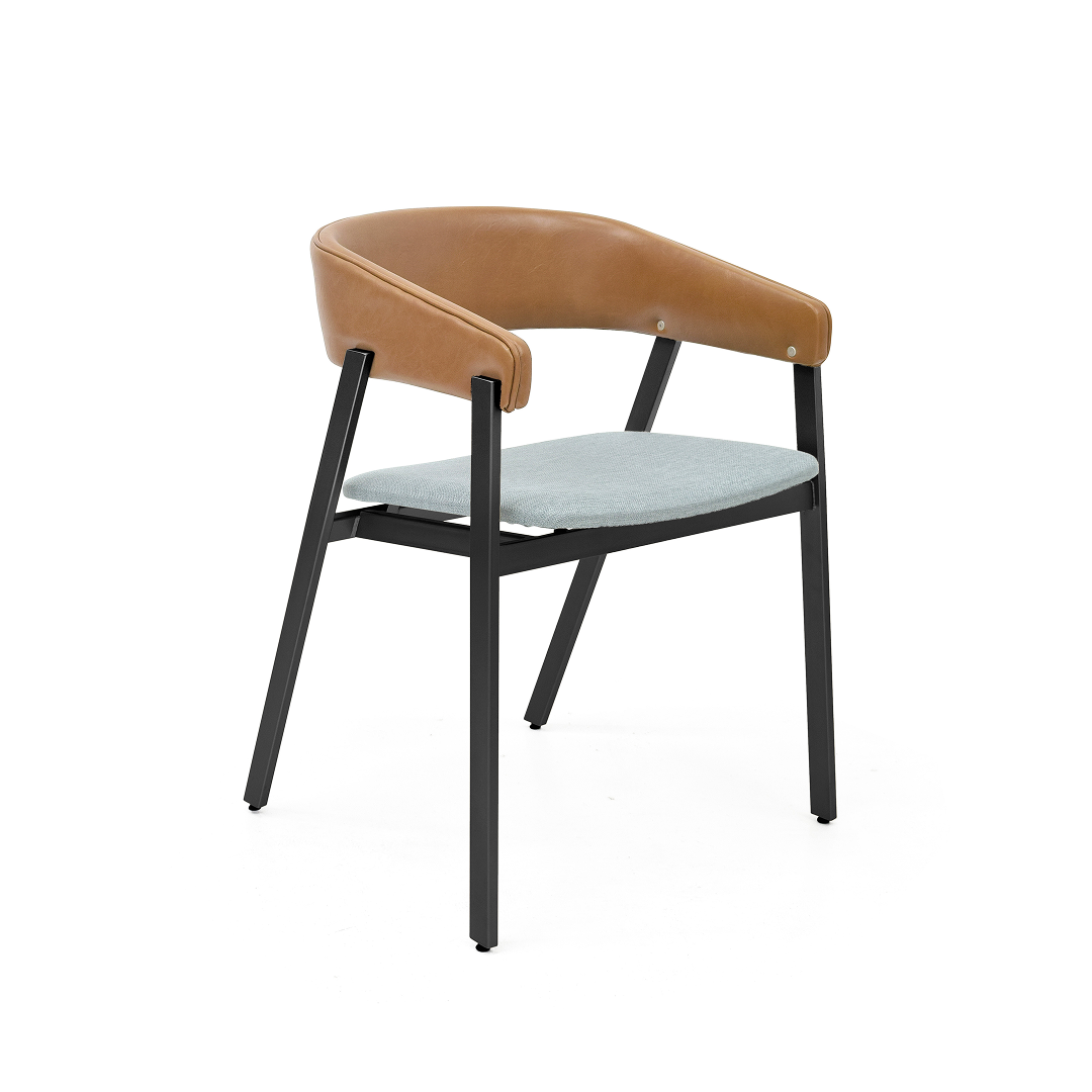 Cadeira Coller em aço acabamento em couro